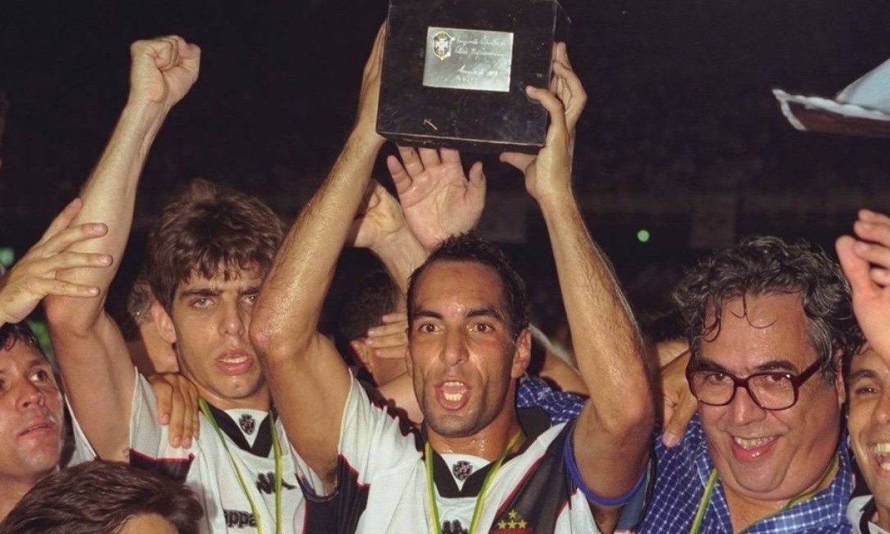 Edimundo ergue a taça do Campeonato Brasileiro de 1997, conquistado sobre o Palmeiras Foto: Fernando Maia / Agência O Globo