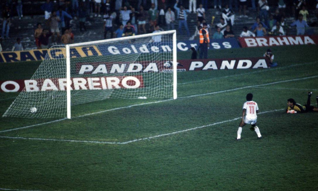 No ano seguinte, em 1988, o Vasco voltou a ganhar o Campeonato Estadual: Cocada (fora da foto) marcou o gol da vitória sobre o Flamengo: 1 a 0 Foto: Otávio Magalhães / Agência O Globo