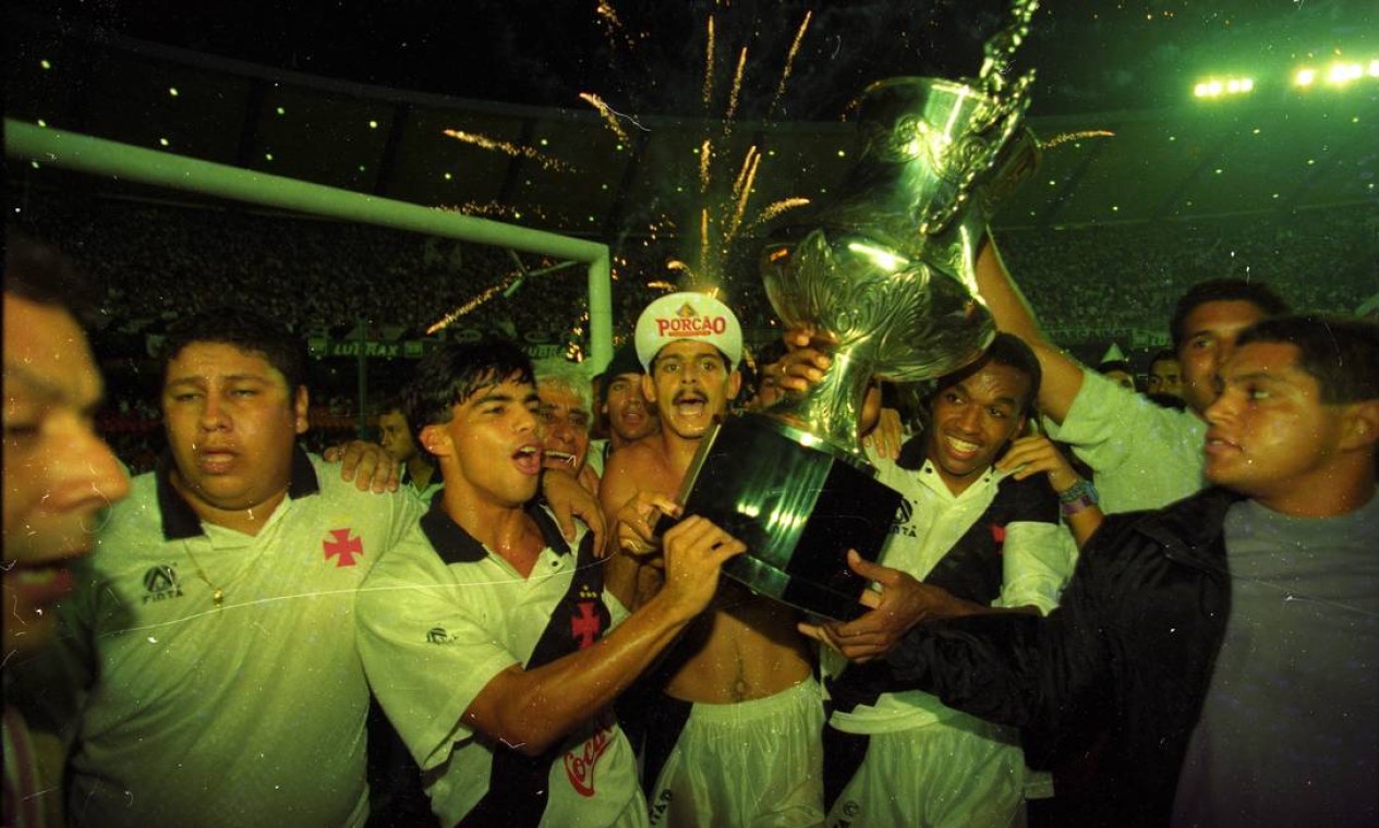 Com o título do Estadual de 1994, o Vasco chegou ao tricampeonato consecutivo. Depois da vitória (2 a 0) sobre o Fluminense, Valdir e Pimentel carregaram a taça Foto: Ivo Gonzalez / Agência O Globo