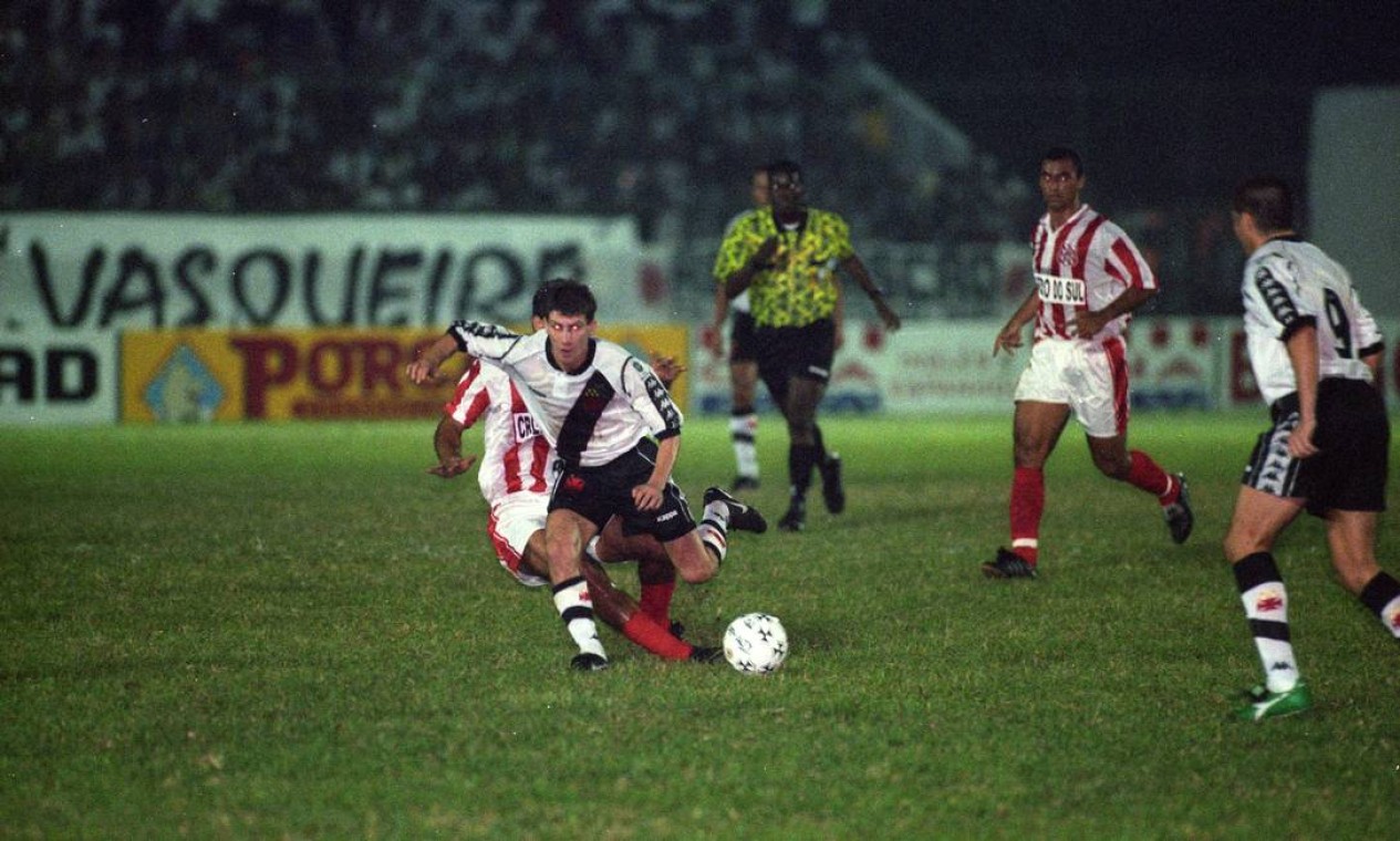O Vasco voltou a ganhar o Campeonato Estadual em 1998 ao vencer o Bangu por 1 a 0 Foto: André Arruda / Agência o Globo