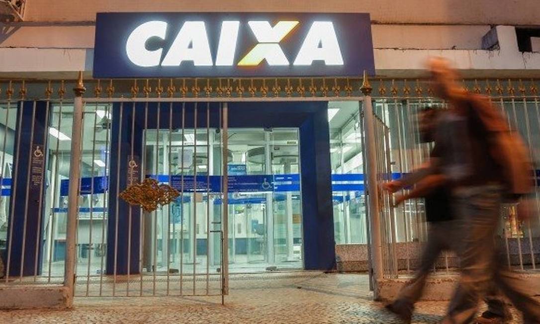 Caixa Econômica Federal, no Centro do Rio: banco vai liberar contas de FGTS e cotas do PIS Foto: Marcelo Regua - Agência O Globo