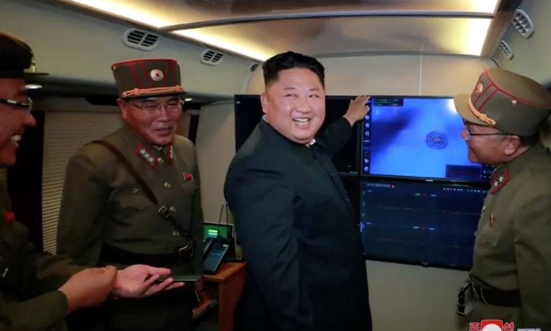 Líder norte-coreano, Kim Jong-un, sorri ao lado de militares Foto: KCNA / REUTERS