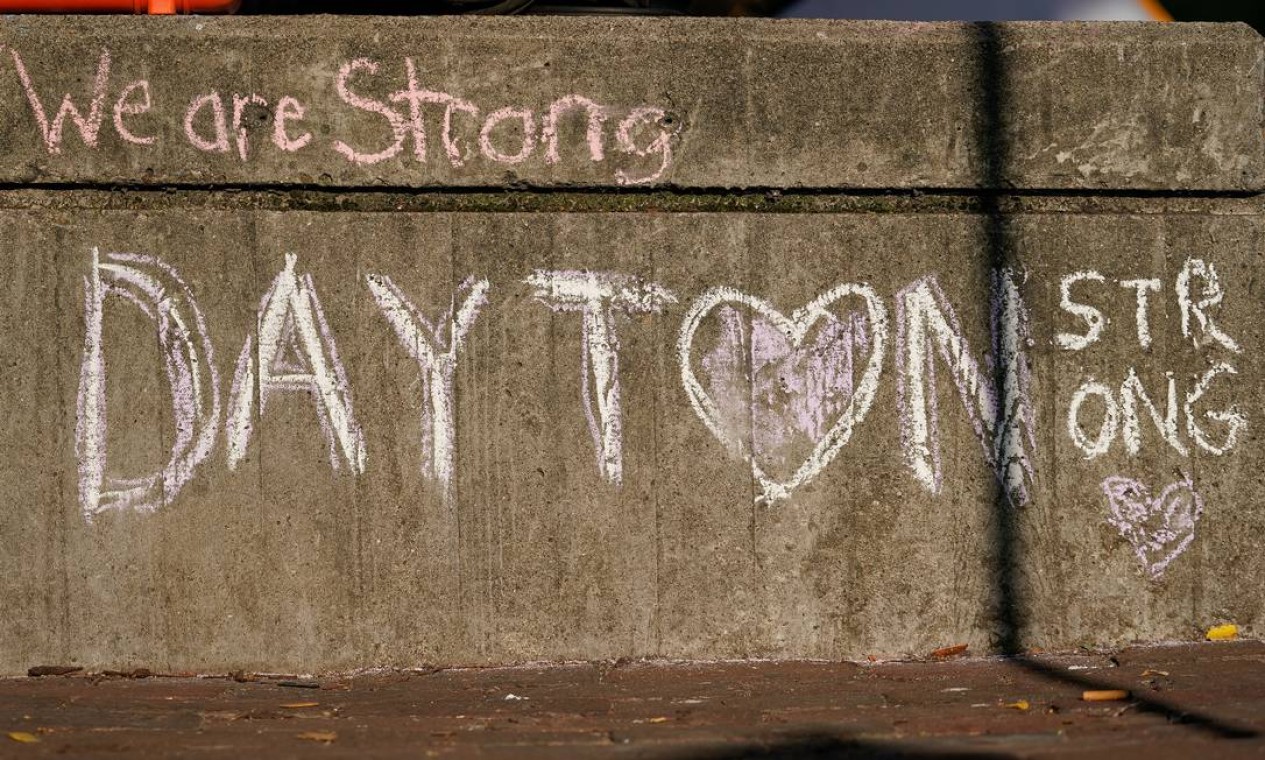 Mensagem escrita a giz em uma rua perto da cena do tiroteio em massa da manhã de domingo: "Nós somos fortes" Foto: BRYAN WOOLSTON / REUTERS