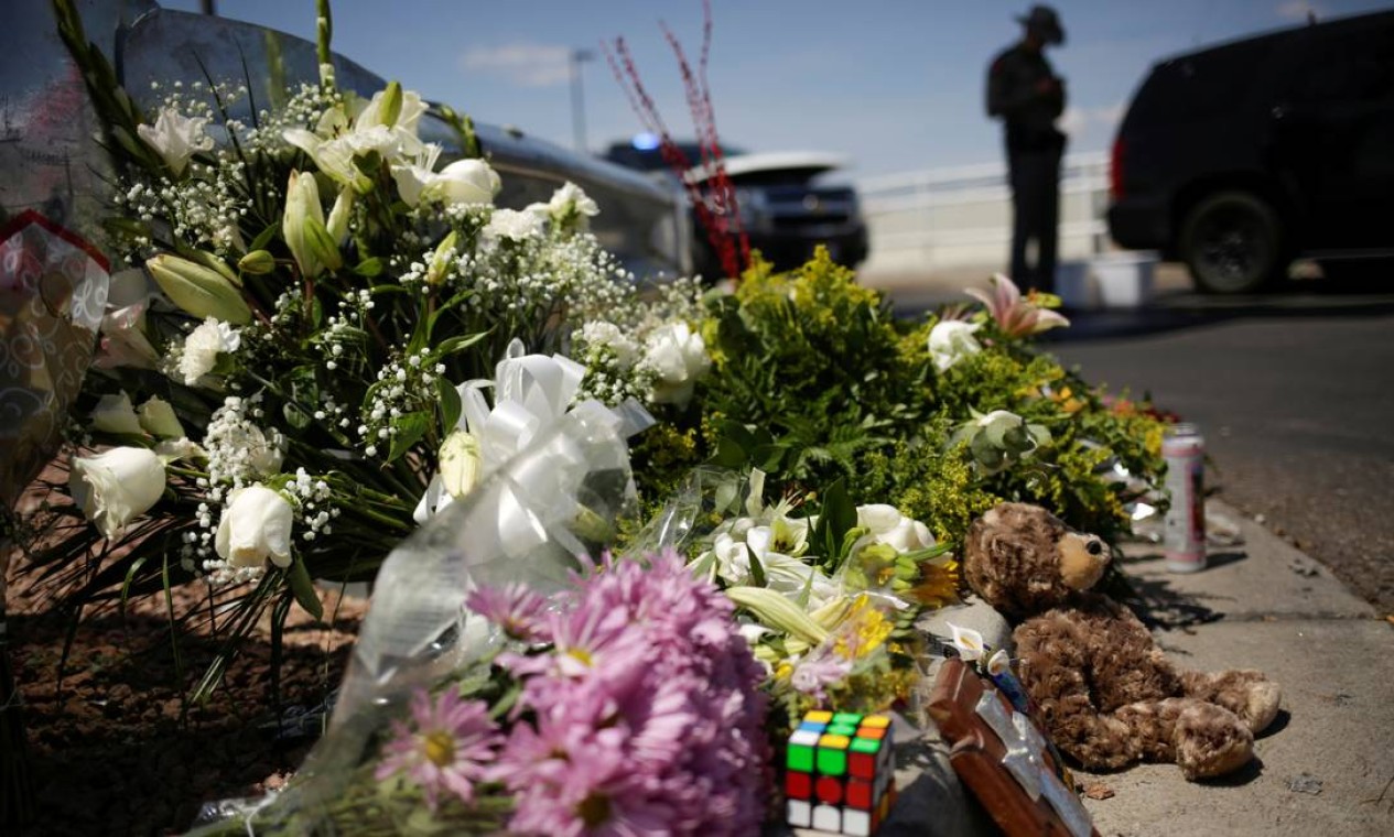 Flores foram deixadas no local do ataque em El Paso. FBI investiga caso como possível crime de ódio e ato de terrorismo doméstico Foto: JOSE LUIS GONZALEZ / REUTERS