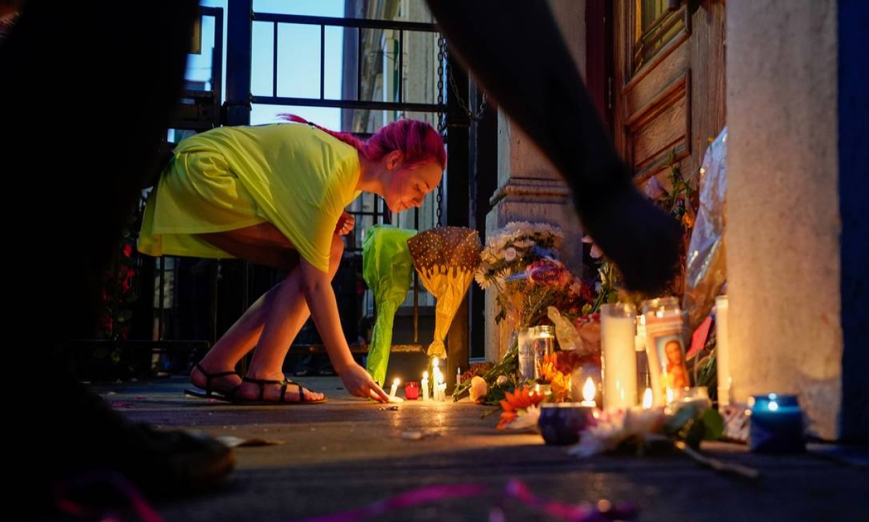 Uma mulher deixa uma vela no local do ataque em Dayton, Ohio Foto: BRYAN WOOLSTON / REUTERS