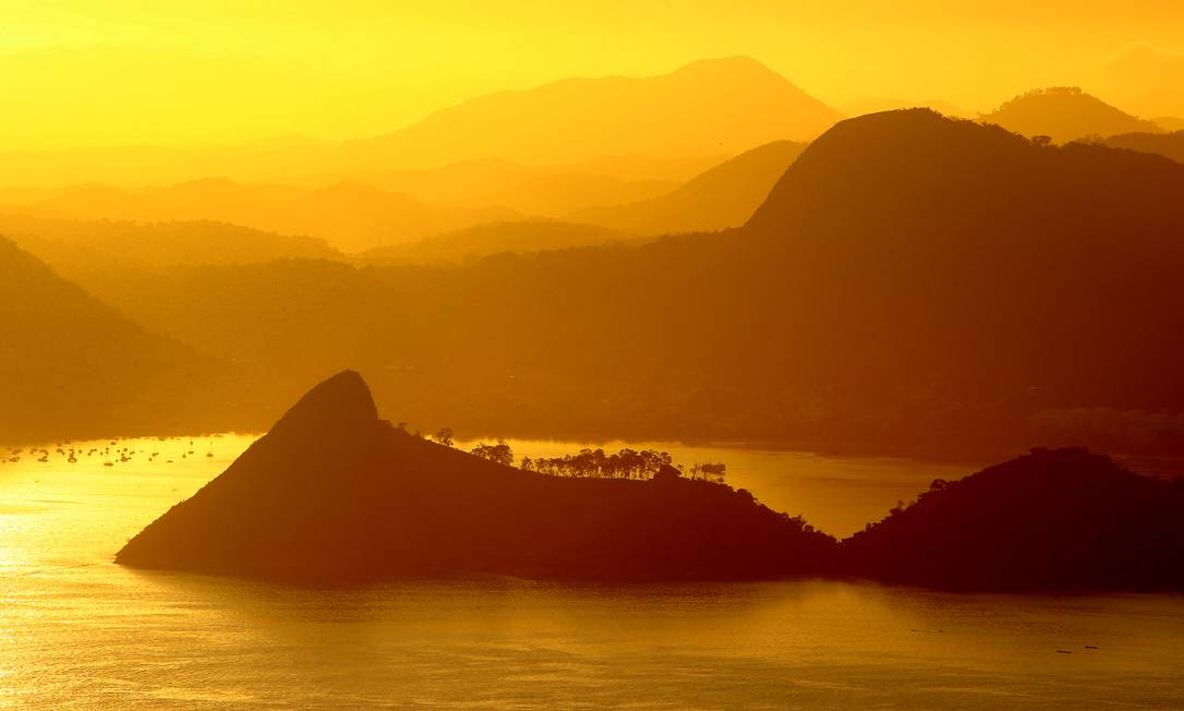 Muita beleza no amanhecer visto do Mirante Dona Marta, um dos pontos turísticos mais visitados no Rio Foto: Fabiano Rocha / Agência O Globo