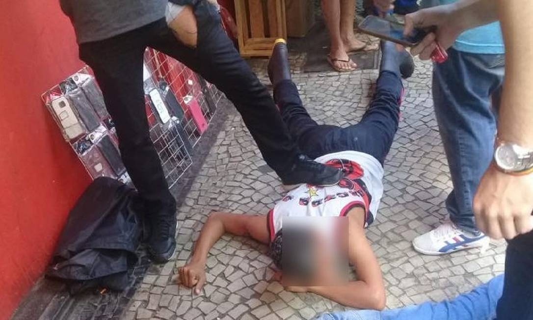 Homem foi baleado após tentar assaltar policial militar à paisana, em frente ao Extra da Rua Riachuelo, no Centro Foto: Reprodução