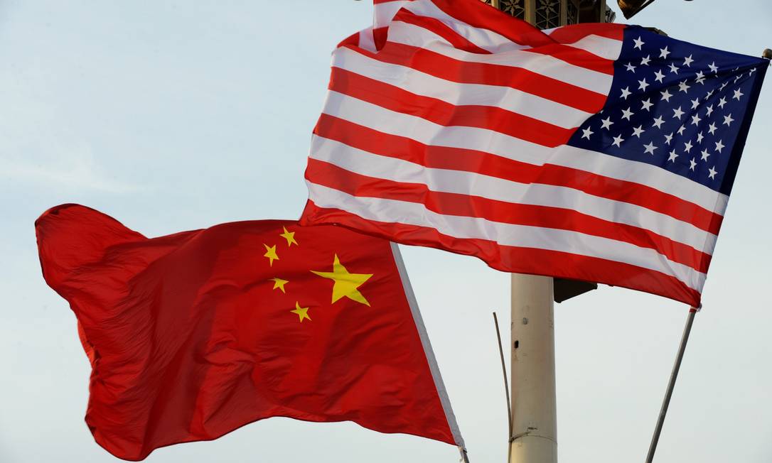 Bandeiras dos Estados Unidos e da China Foto: VCG / VCG via Getty Images