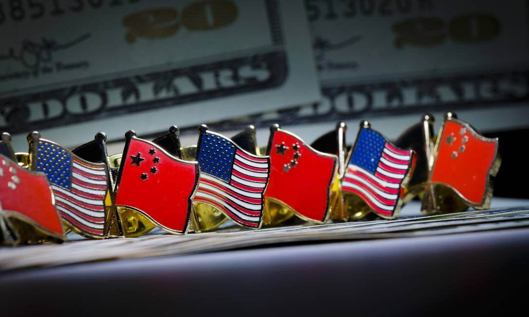 Bandeiras do Estados Unidos e da China Foto: Thomas Trutschel / Photothek via Getty Images