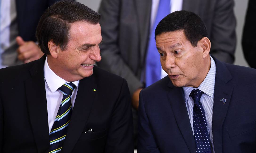 Vice-presidente brasileiro, Hamilton Mourão (direita), ao lado do presidente, Jair Bolsonaro Foto: EVARISTO SA / AFP