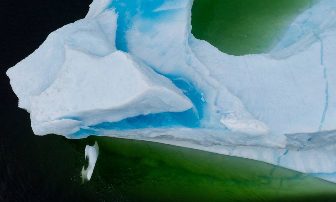 Um iceberg flutua perto do litoral de King's Point, em Newfoundland, Canadá. Centro da pesca do bacalhau, a provÃ­ncia da ilha agora vê mais e mais icebergs que se desprendem das geleiras da Groenlândia Ã  Terra Nova Foto: JOHANNES EISELE / AFP