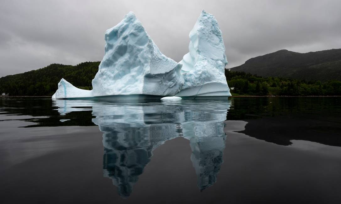 A abundância de icebergs, nas águas canadenses, aumentou o comércio de água das geleiras e criou uma nova forma de turismo, a observação de iceberg Foto: JOHANNES EISELE / AFP