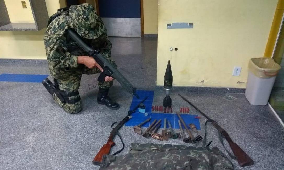 A munição de canhão e os demais materiais apreendidos Foto: Polícia Militar / Reprodução