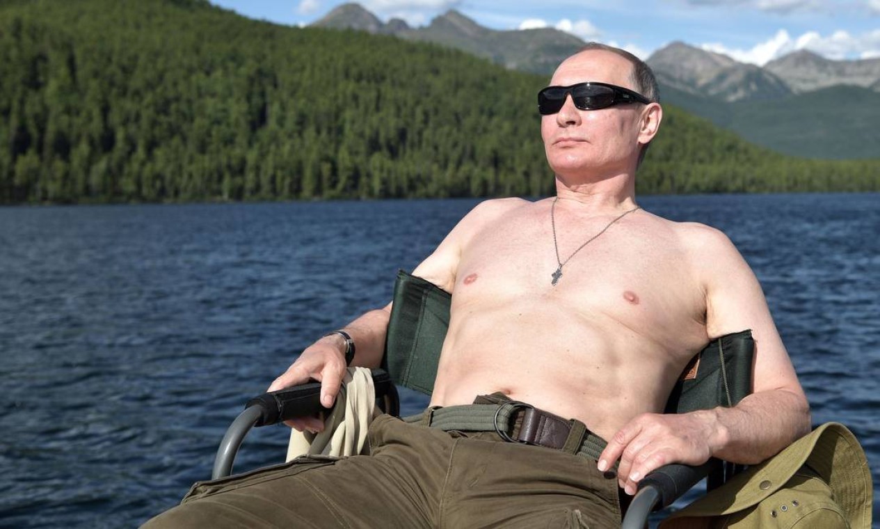 Durante suas férias, Putin relaxa enquanto toma banho de sol na região de Tuva, no sul da Sibéria, em agosto de 2017 Foto: ALEXEY NIKOLSKY / AFP