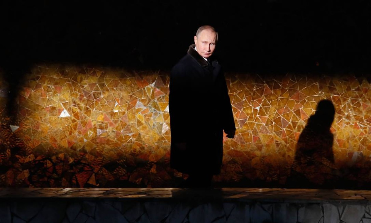 O presidente russo, Vladimir Putin, em 2 de fevereiro de 2018, caminha enquanto ele assiste a uma cerimônia na chama eterna do complexo memorial Mamayev Kurgan, na cidade de Volgograd, durante um evento para comemorar o 75º aniversário do batalha de Stalingrado Foto: MAXIM SHEMETOV / AFP