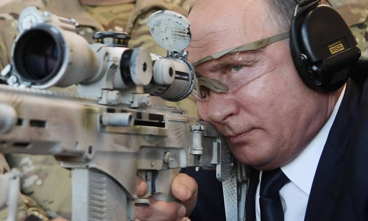 Em 19 de setembro de 2018, Putin olha através do telescópio enquanto dispara um rifle Chukavin (SVC-380) durante uma visita ao parque militar Patriot Park, em Kubinka, nos arredores de Moscou. Atualmente, o presidende e todo seu entorno buscam todos os meios para não deixar o poder Foto: ALEXEY NIKOLSKY / AFP