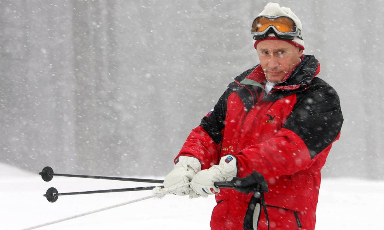 Vladimir Putin anda em um snowmobile, em 20 de fevereiro de 2007, enquanto visita uma montanha do resort de Sochi. Suposto fim de seu mandato deixa incertezas na classe política russa quantos as intenções do presidente Foto: MAXIM MARMUR / AFP