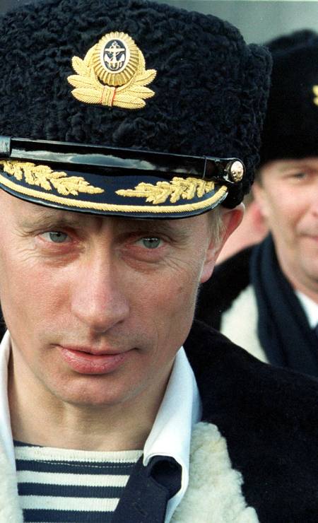 Em 6 de abril de 2000, Putin usa uniforme da marinha enquanto assiste aos exercícios táticos da Frota do Norte no Mar de Barentsevo, do submarino nuclear "Karelia". Foto: - / AFP