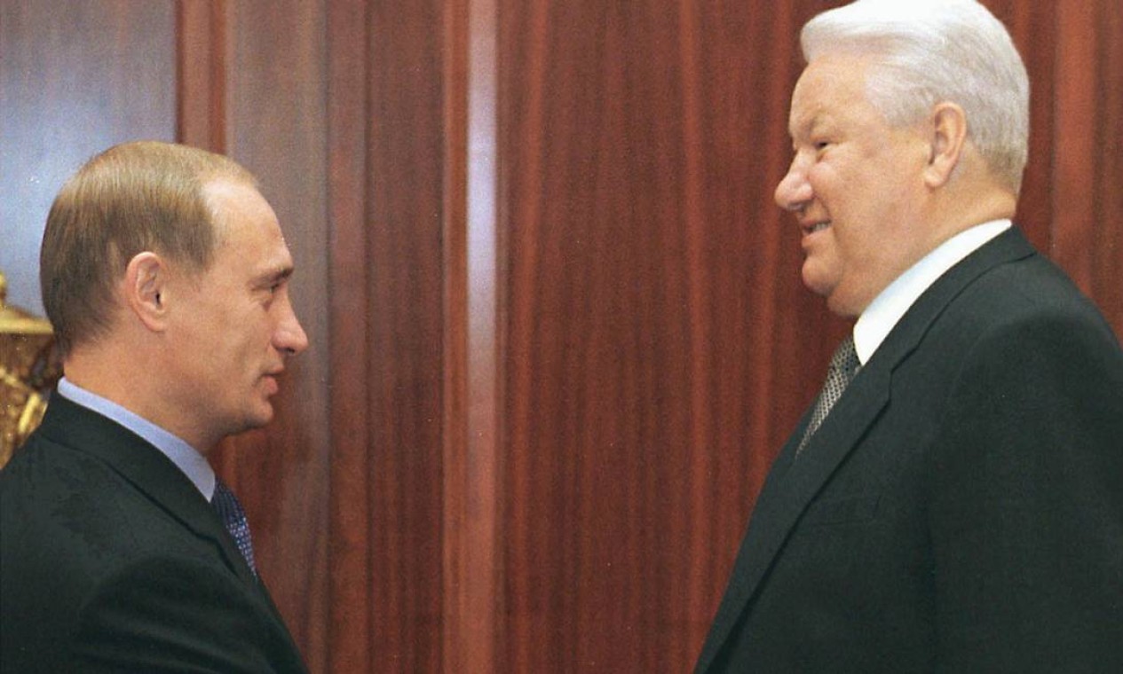 Em 1999, o então presidente russo Boris Yeltsin (à direita) aperta a mão do primeiro-ministro Vladimir Putin durante sua reunião no Kremlin de Moscou, em 19 de agosto. Debilitado, Boris, que renunciaria em 31 de dezembro em favor do sucessor, explicou na TV que Putin ficaria responsável por "consolidar a sociedade e garantir a continuidade das reformas" e com poder "sem limites" Foto: ELMIRA KOZHAYEVA / AFP