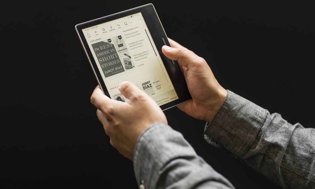O Kindle Oasis, novo leitor de livros eletrônicos da Amazon pode ajudar a reduzir o vício em smartphones Foto: CAYCE CLIFFORD / NYT