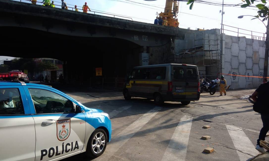 De acordo com moradores, novas vigas foram colocadas no viaduto na madrugada da última terça-feira Foto: Letícia Gasparini / Agência O Globo