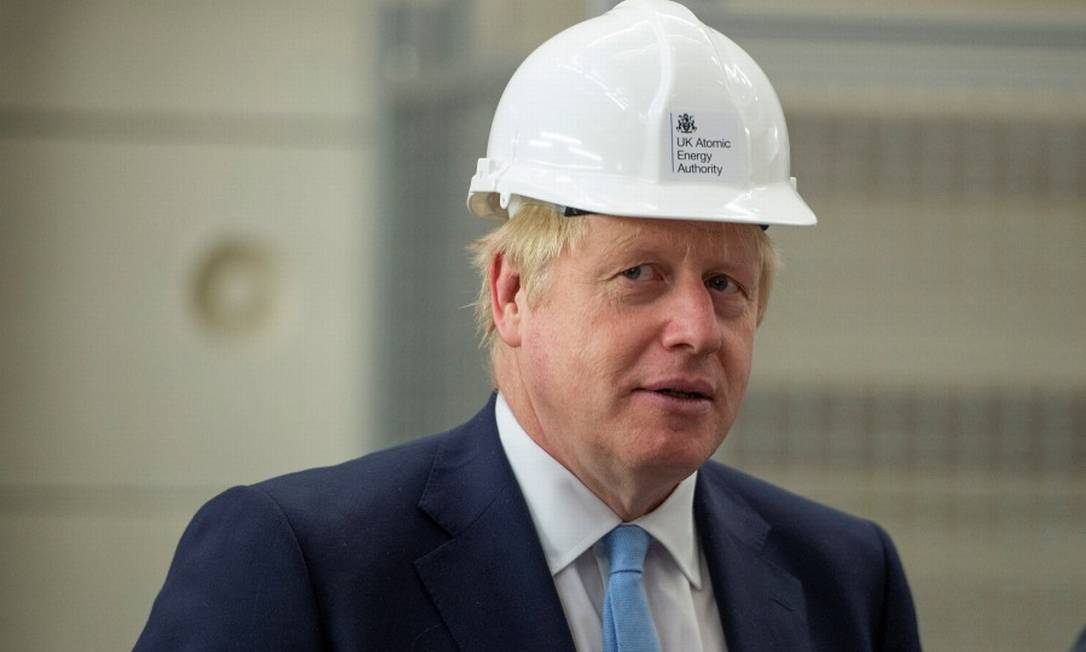 Boris Johnson, em visita ao Centro de Pesquisa Fusion Energy, em Oxfordshire Foto: POOL / REUTERS