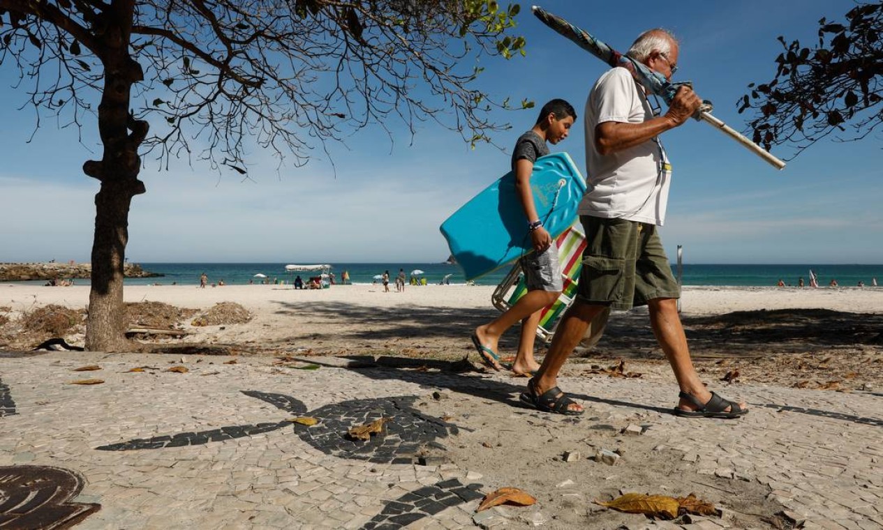 No posto 1 da praia da Barra, perto do quebra mar, não é diferente. Calçada tem diversos trechos com buracos Foto: BRENNO CARVALHO / Agência O Globo