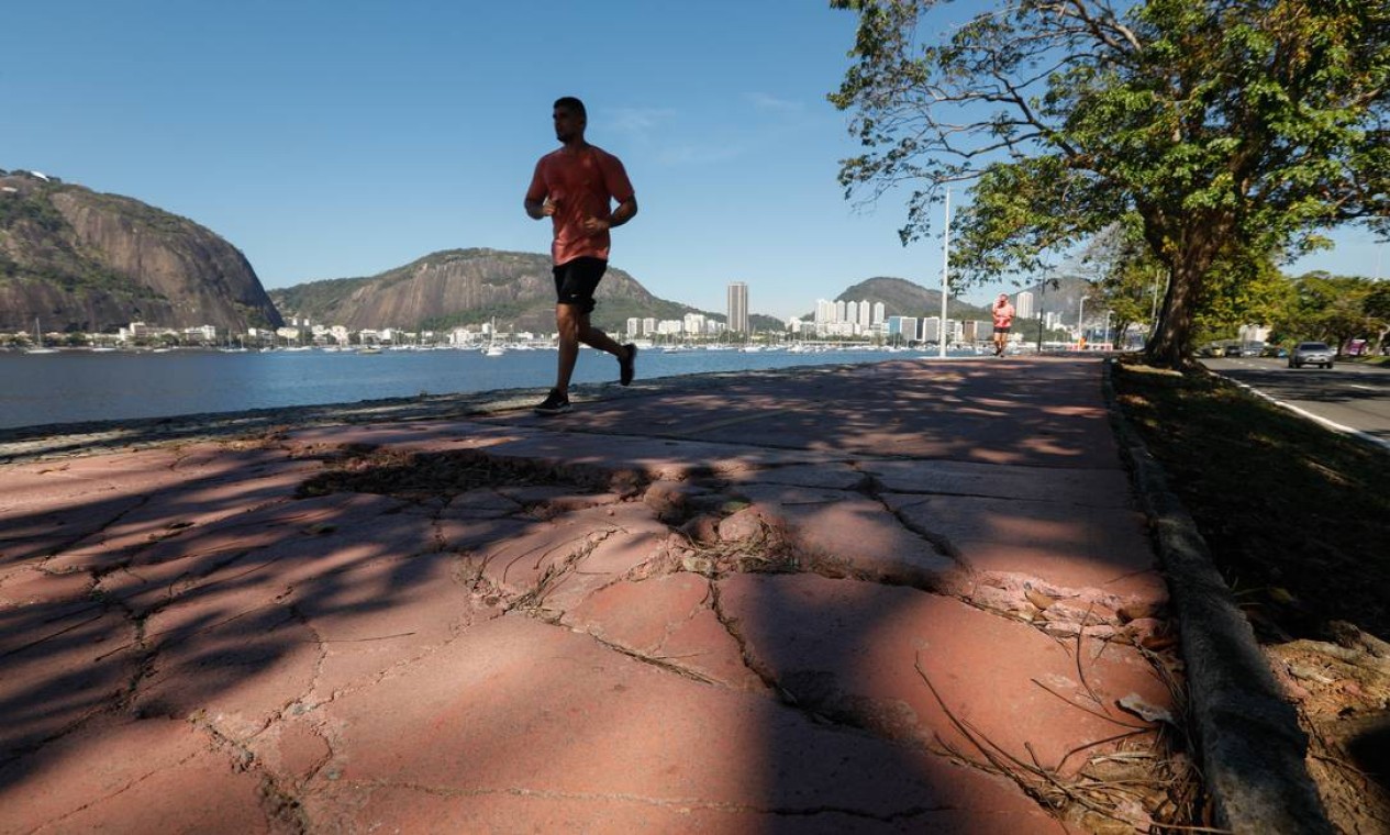 Rachaduras tomam conta da ciclovia na praia de Botafogo, Zona Sul do Rio Foto: BRENNO CARVALHO / Agência O Globo
