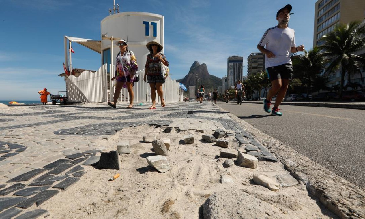 Falta de pedras portuguesas desfigura calçadões da cidade, como neste trecho do Leblon, próximo ao posto 11 Foto: BRENNO CARVALHO / Agência O Globo
