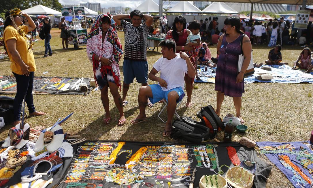 Indígenas expõem artesanato em acampamento em Brasília 26/04/2019 Foto: Jorge William / Agência O Globo