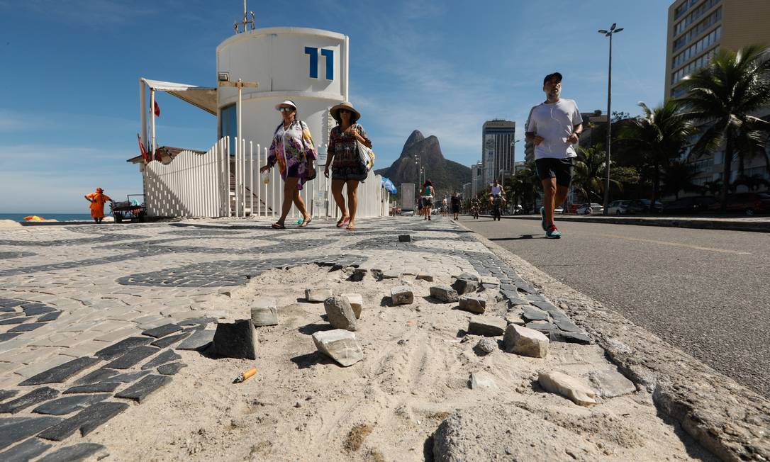 
O calçadão do Leblon, um dos bairros mais caros da cidade, é um desafio para quem vai passear à beira-mar: pedestres precisam estar atentos para não correrem risco de cair em um de seus 40 buracos
Foto:
BRENNO CARVALHO
/
Agência O Globo

