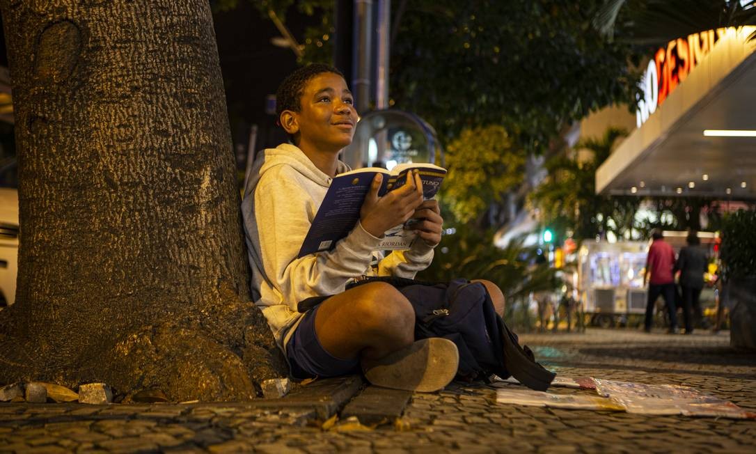 
Fábio Oliveira de Araújo, de 13 anos, vende bala no Leblon e conquista clientes que doam livros para o menino apaixonado por arte e leitura
Foto: Alexandre Cassiano / Agência O Globo