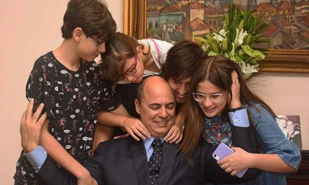 Governador Wilson Witzel sendo abraçado pelos filhos Foto: Redes sociais / Reprodução