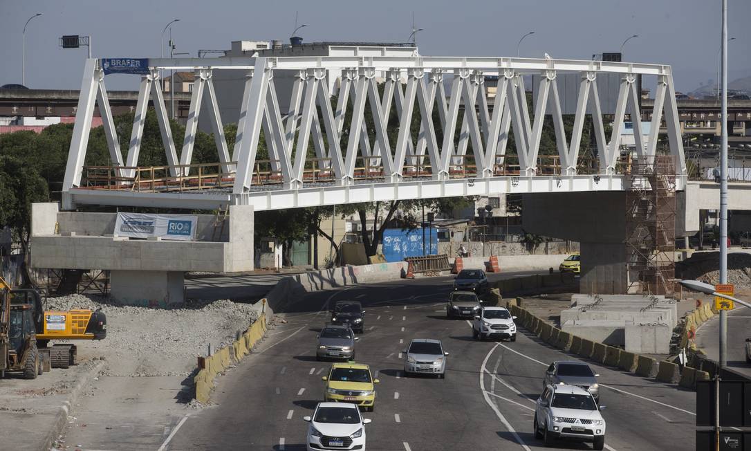 Viaduto da Transbrasil instalado recentemente no Caju não tem sinalização da altura Foto: Márcia Foletto / Agência O Globo