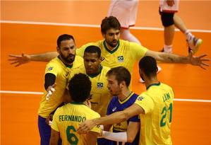 Jogadores do Brasil comemoram ponto contra Bulgária no Pré-Olímpico masculino Foto: Divulgação / FIVB