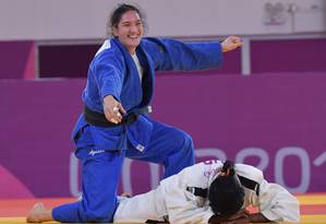 Mayra Aguiar comemora ippon em cubana e sua primeira medalha nos Jogos Pan-Americanos Foto: LUIS ACOSTA / AFP