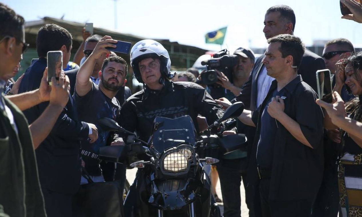 Jair Bolsonaro anda de moto, na companhia do ministro da Secretaria de Governo, Luiz Eduardo Ramos, na manhã de domingo (11/08), Brasília Foto: José Cruz / Agência Brasil