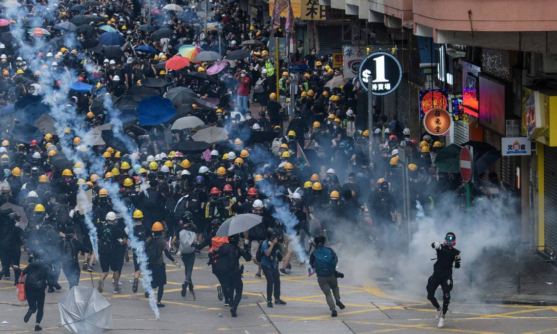 Protestos em Sham Shui Po, em Hong Kong Foto: ANTHONY WALLACE / AFP