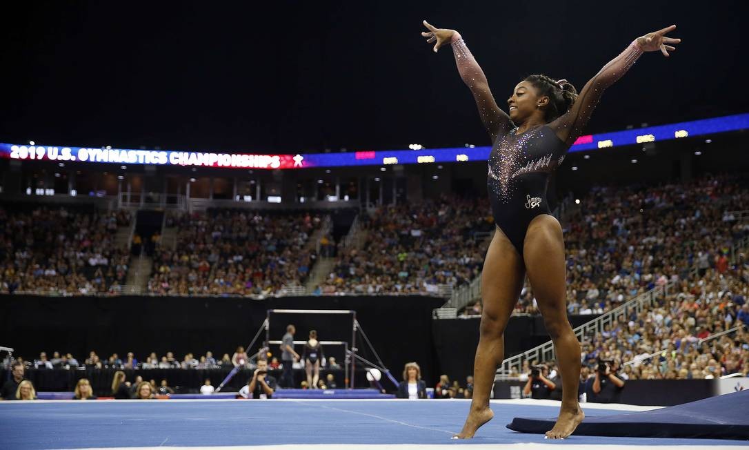 Simone Biles acerta 'triploduplo' inédito no solo durante campeonato