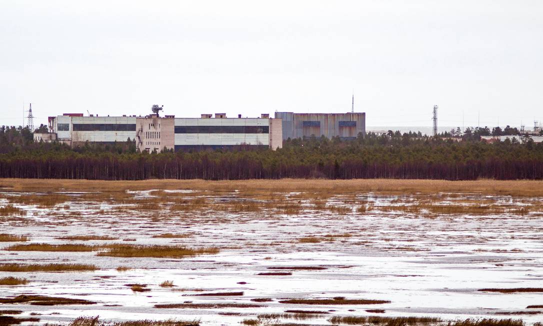 
Imagem de prédios militares em Nyonoska, na região de Arkhangelsk, no Norte da Rússia: autoridades ordenaram o esvaziamento da vila para os trabalhos de limpeza de explosão na semana passada que fez disparar níveis de radiação no local
Foto:
-
/
AFP/09-11-2011
