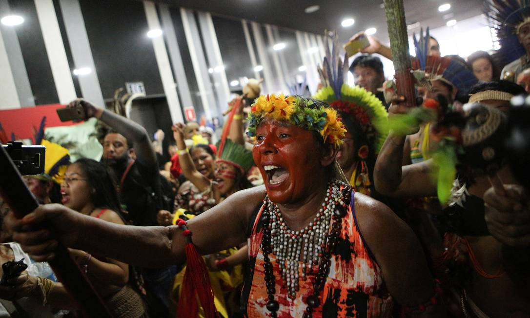 Grupo teve acesso ao 4º andar do prédio, onde os indígenas dançaram e cantaram Foto: STRINGER / REUTERS