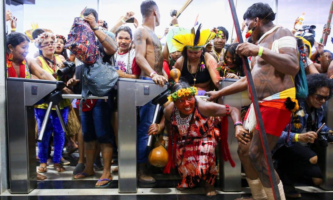 Elas protestam contra cortes orçamentários, a extinção da Sesai, e a municipalização dos serviços de saúde para os povos indígenas Foto: SERGIO LIMA / AFP