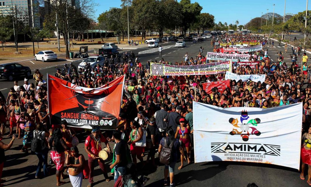 As manifestantes seguiram em passeata até o ministério da Saúde Foto: SERGIO LIMA / AFP