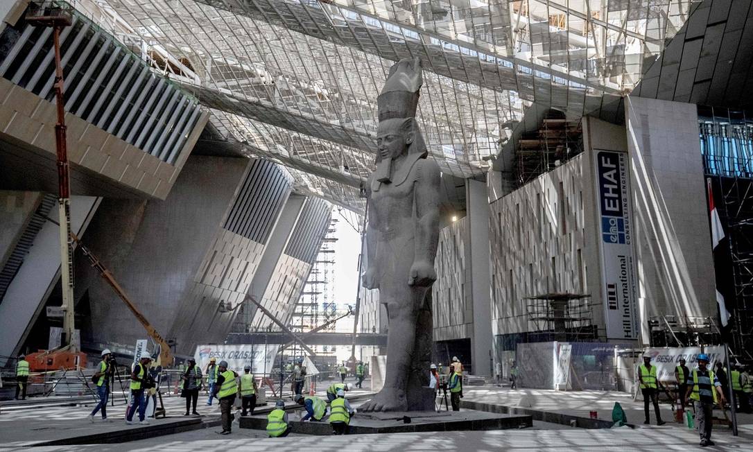 Com 3.200 anos de idade, 11 metros de altura e mais de 80 toneladas, a estátua de Ramsés II é um dos principais destaques do novo Grande Museu Egípcio Foto: KHALED DESOUKI / AFP