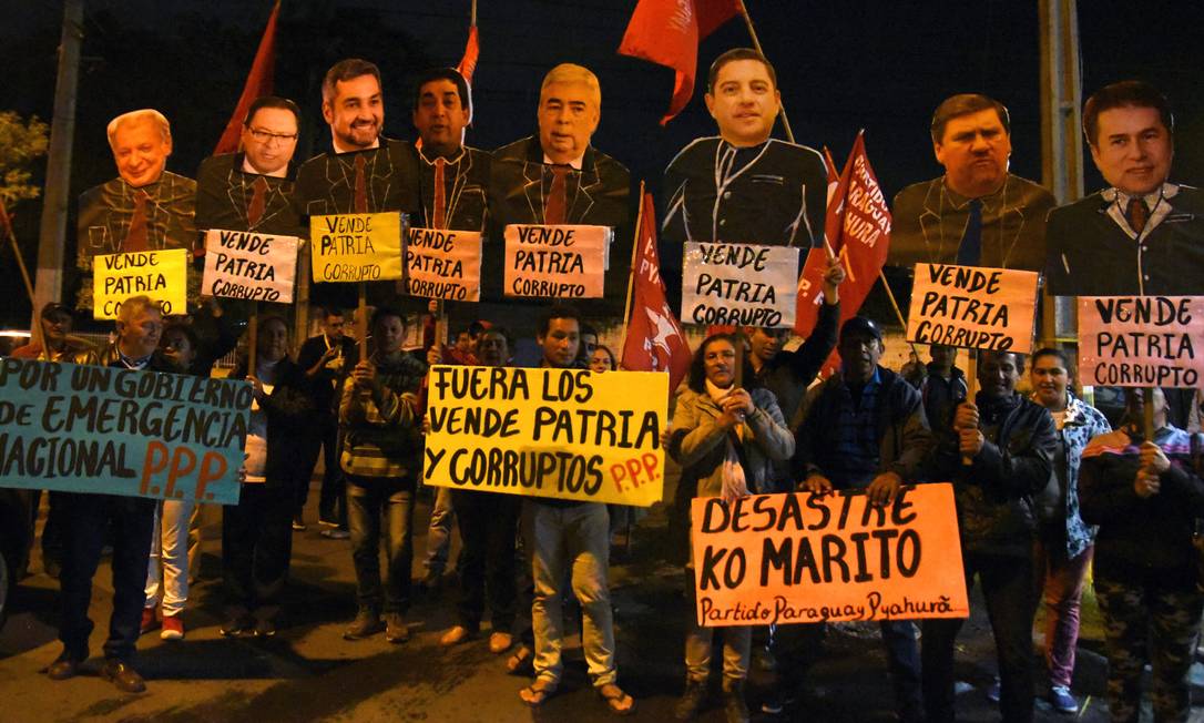 Um grupo de manifestantes protestou na noite de segunda-feira contra o presidente Mario Abdo pelo acordo sobre Itaipu assinado com o Brasil em maio e cancelado em 1º de agosto Foto: NORBERTO DUARTE / AFP/12-8-2019