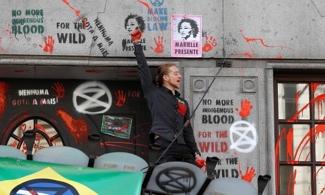 Embaixada do Brasil em Londres Ã© pichada por ambientalistas Foto: PETER NICHOLLS / REUTERS