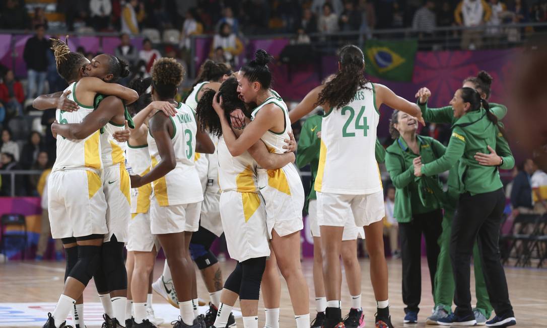 Uma das tradições do time de futebol americano da Universidade de Iowa foi  feita pelo time de basquete feminino em jogo beneficente que…