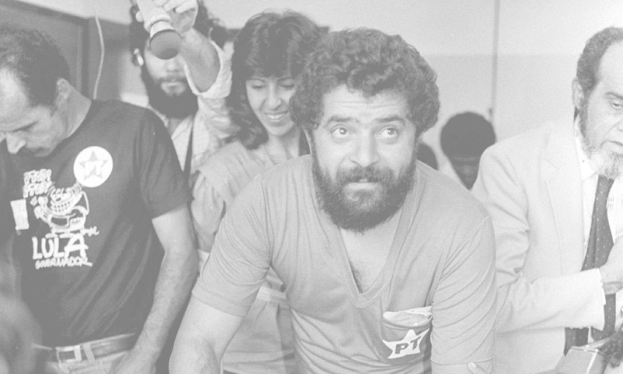 1982 / DERROTA NAS URNAS - Lula durante votação em 1982. O petista fica em terceiro na disputa para o governo de São Paulo. Franco Montoro, do PMDB, é eleito governador Foto: Olívio Lamas /  