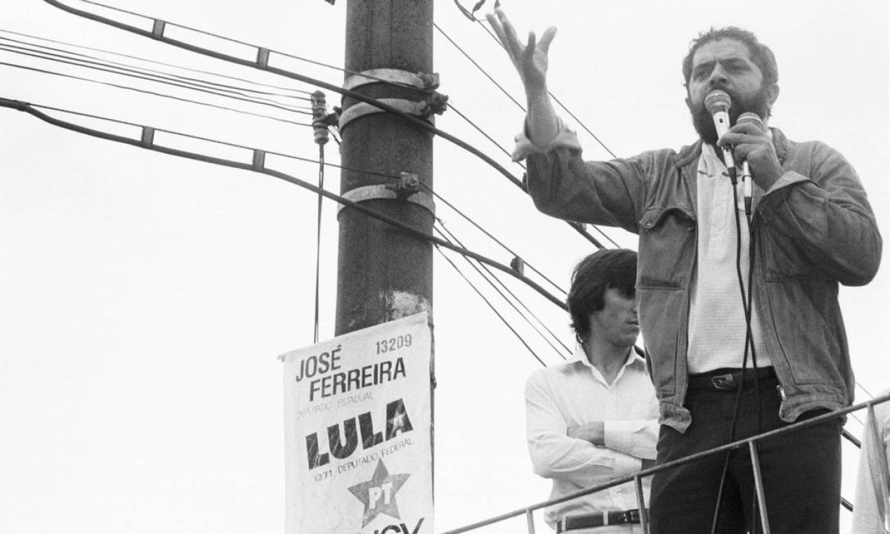 1986 / PRIMEIRA ELEIÇÃO - Lula é eleito para a Câmara como deputado federal mais votado do país. Na foto, aparece em campanha, em São Bernardo Foto: João Bittar /  