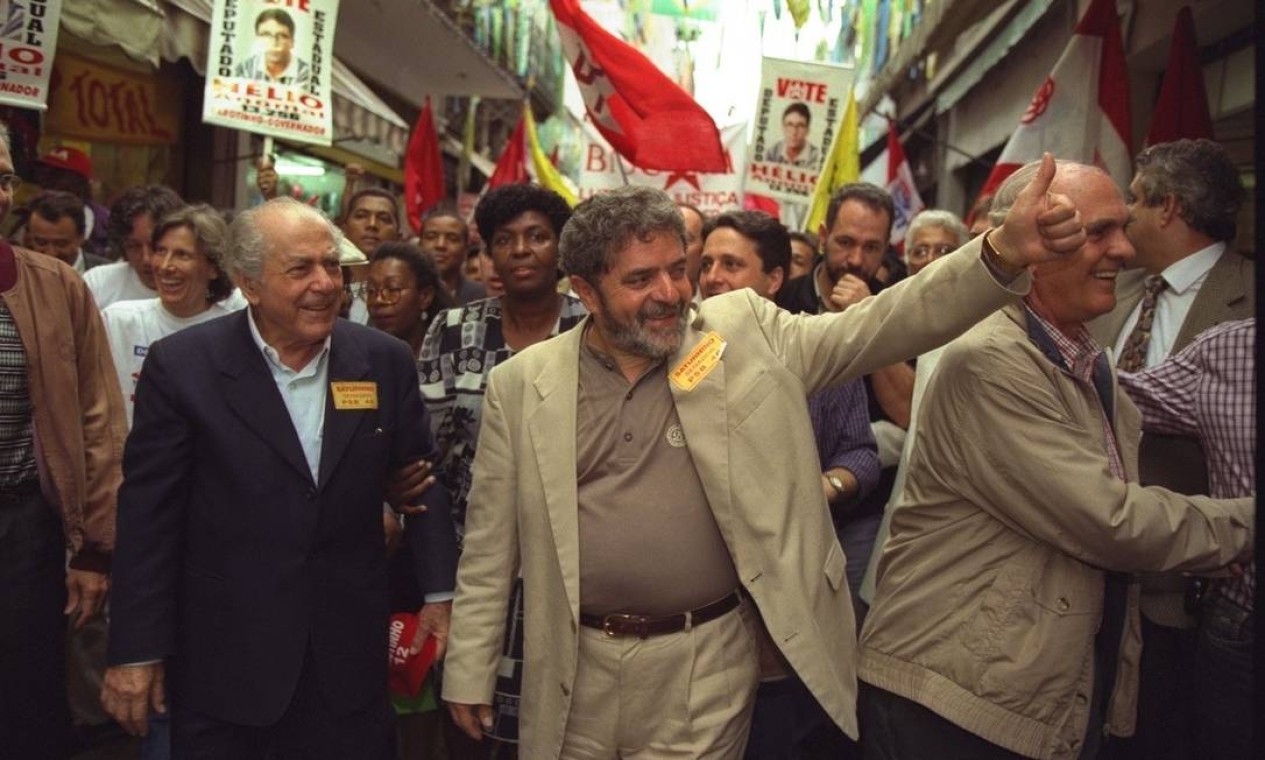 1998 / TERCEIRA TENTATIVA - Pela terceira vez, Lula perde a eleição para presidente, dessa vez tendo Leonel Brizola como vice. FH vence de novo no primeiro turno. Nesta foto, Lula e Brizola durante a campanha Foto: Hipólito Pereira / Agência O Globo